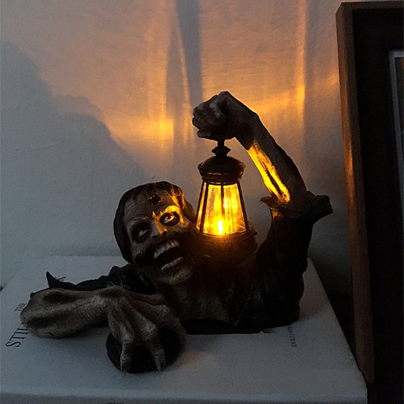 Patung Zombie Hideous Bahan Resin Dengan Lampu Lentera Untuk Dekorasi Pesta Halloween