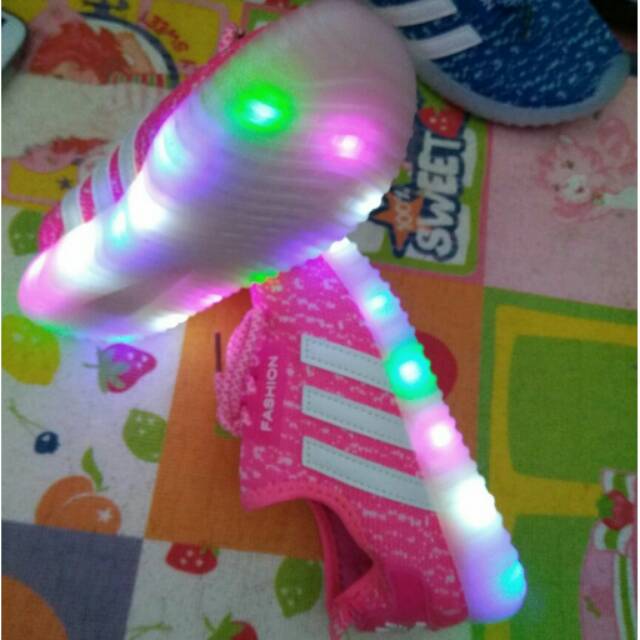 Sepatu Anak | Sepatu Anak Lampu | Sepatu Anak Murah | Sepatu Anak LED Yeezy Strip Putih