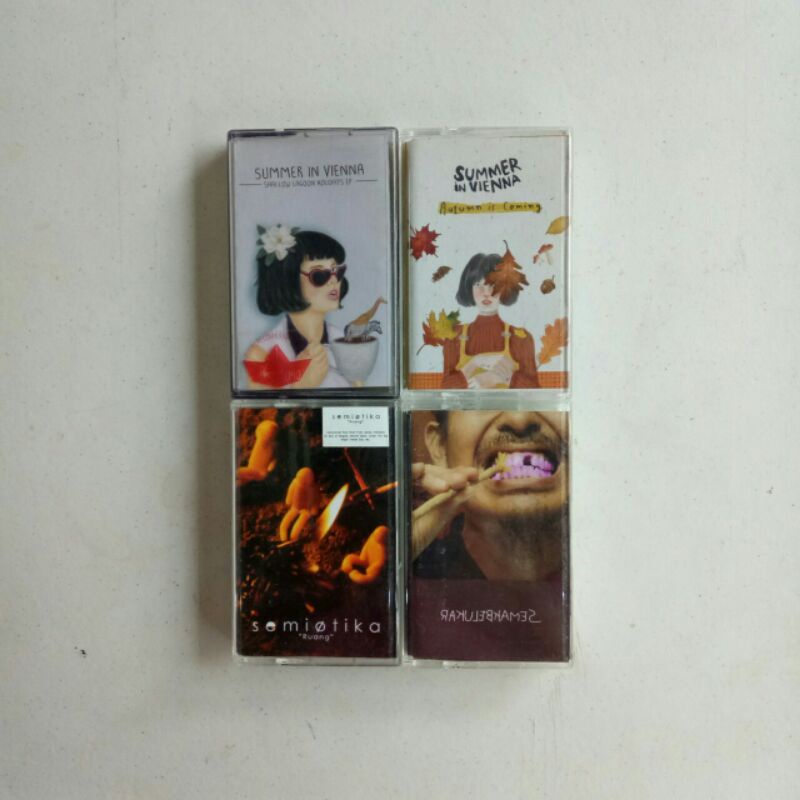 Sepakat Sepaket Kaset Semak Belukar, Semiotika, Summer in Vienna - Baca Caption