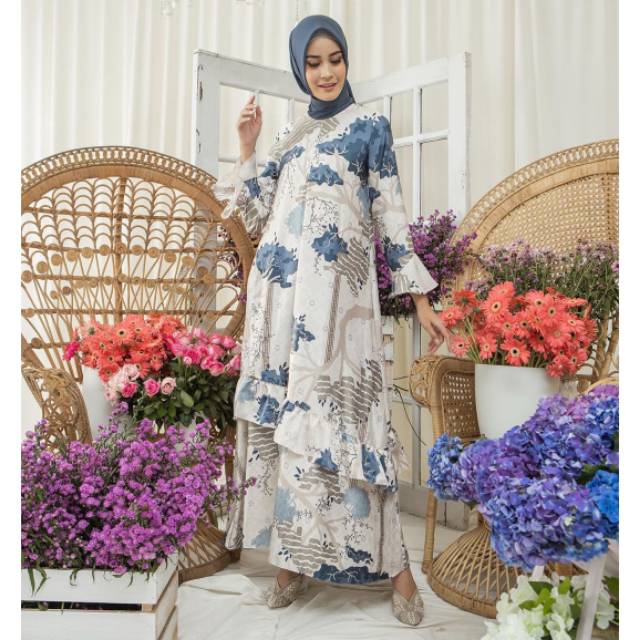 Melati dress wearing klamby