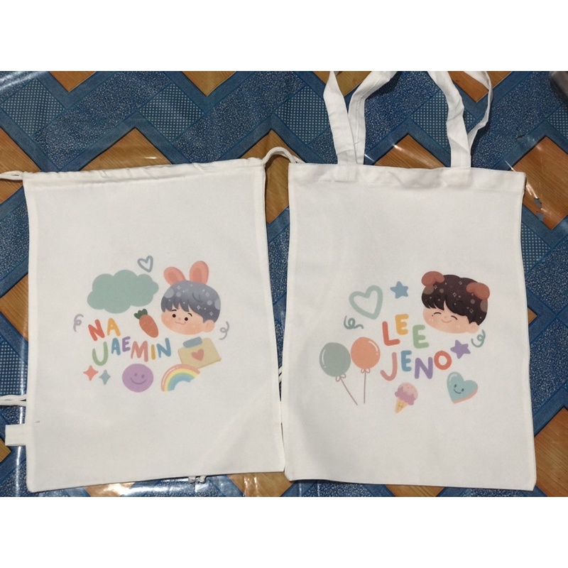 Tas Serut atau String Bag dan Tote Bag Bergambar Cute Doodle Member NCT Dream &amp; NCT 127/SM Entertaiment