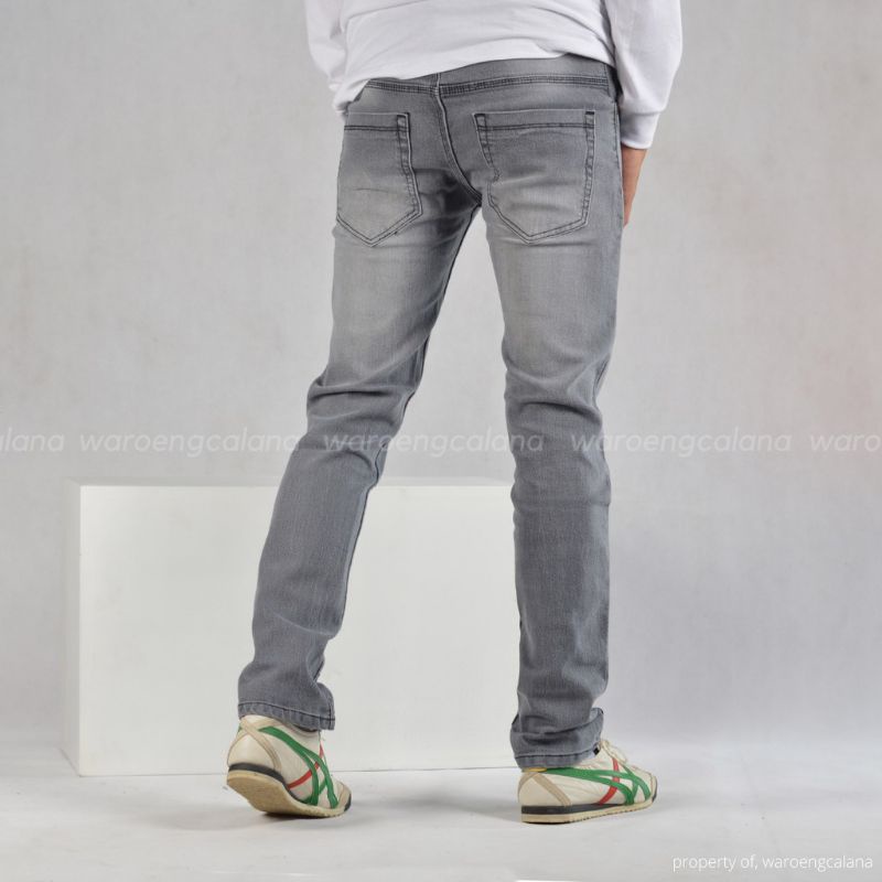 In One Celana Jeans Panjang Grey Scrup