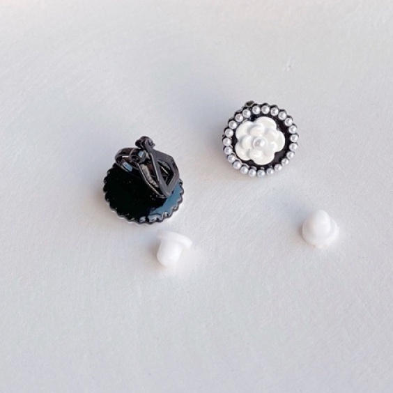 Anting Klip Tanpa Tindik Desain Bunga Hitam Putih Gaya Vintage Untuk Wanita