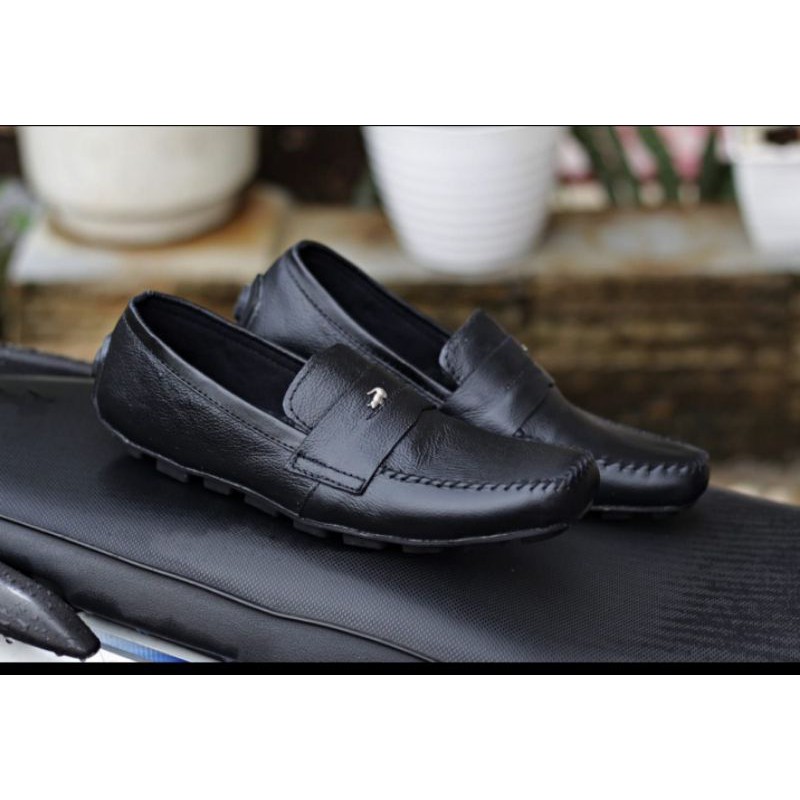 sepatu casual kulit pria kickers