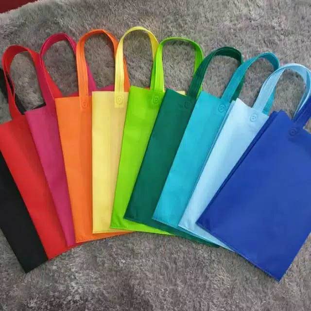 

Tas Polos isi 12 Spunbond Goodie bag Tas Belanja ukuran 25cmx35cm