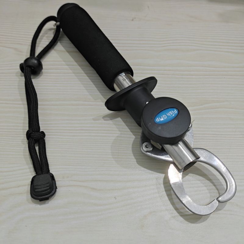 fish grip/penjepit ikan & dilengkapi timbangan,meteran