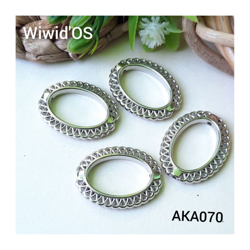 

(12 j) MANIK OVAL SILVER 3,2 cm AKA070