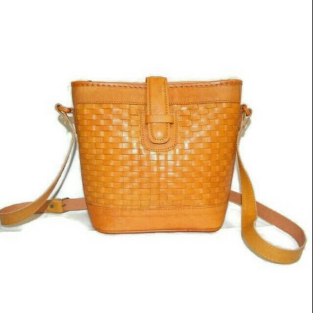 Tas kulit anyam tali panjang