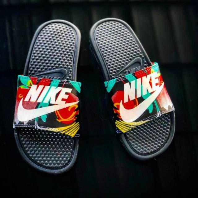 Sandal Nike FLIP FLOP Benassi Grade Ori Vietnam, Sandal Slop PriaNike Benassi, Nike bennasi Slides.-Hitam-Bunga Merah