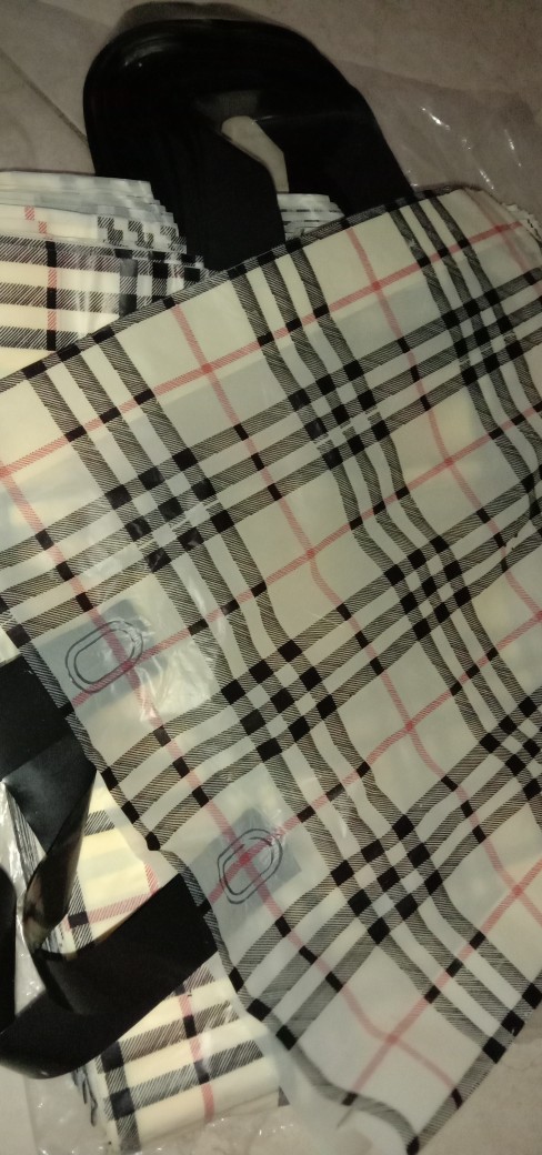 Hd Pe Uk 22x26 & 30x32 Plastik Soft Handle Burberry Isi 50lbr Kantong Plastik Tenteng