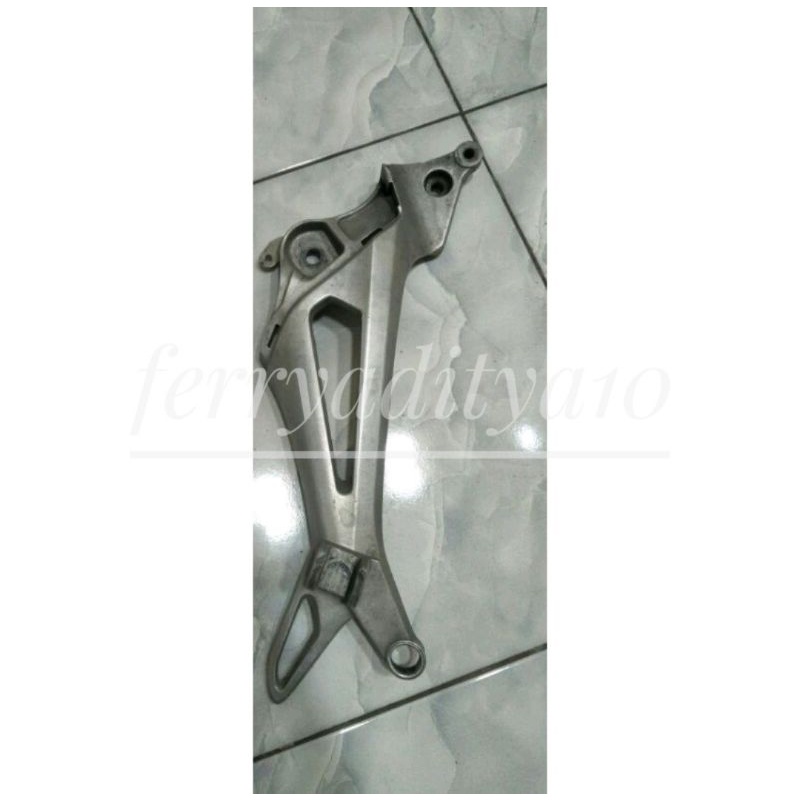footstep dudukan posteb belakang kanan supra x 125 original  AHM