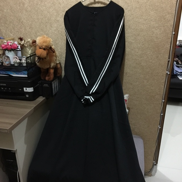 Preloved Sporty Branded Gamis Salur Garis Dress Payung Syari Busui Polos Dingin Hijabers Hijab Hitam