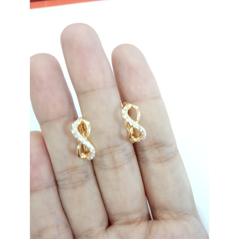 Anting jepit angka 8 wanita permata tengah titanium gold 18k