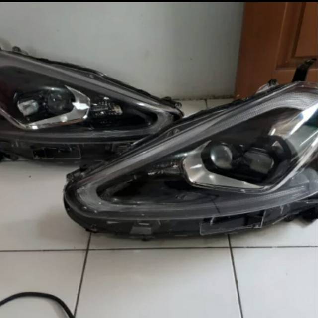 Headlamp Toyota sienta Q