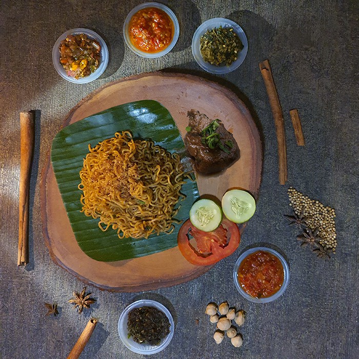 

Paket Istimewa 3 (Mie Goreng + Ayam Retak/Ayam Semur)