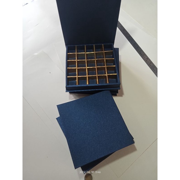 

hot new box kotak sekat 25 hard cover / nastar / chocolate / tutup magnet / kotak per 10 pcs biru sekat gold