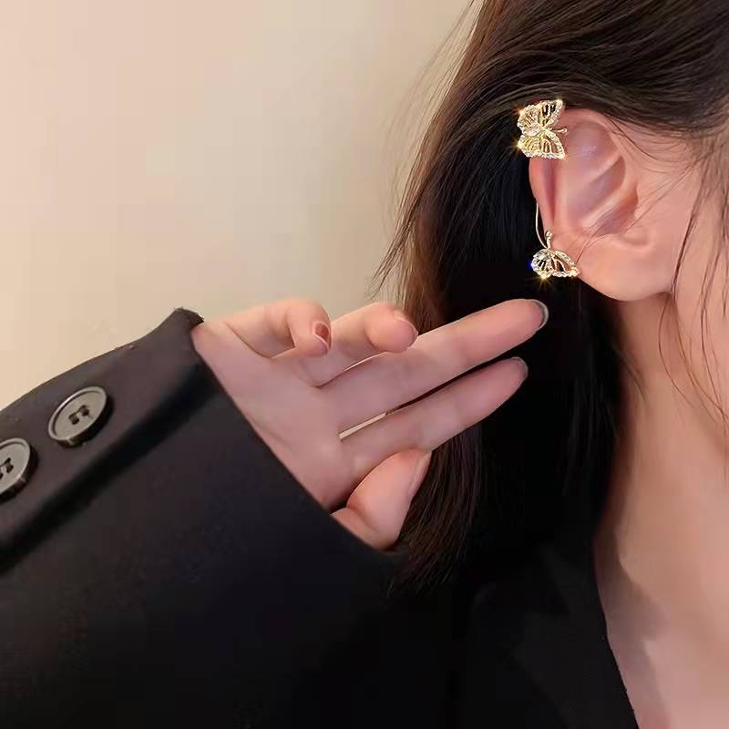 YEEZII Anting Klip Tanpa Tindik Desain Kupu-Kupu Warna Emas / Silver Untuk Wanita