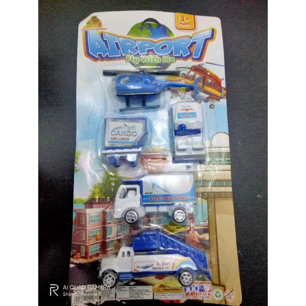 Mainan Pesawat Dan Mobil di Bandara