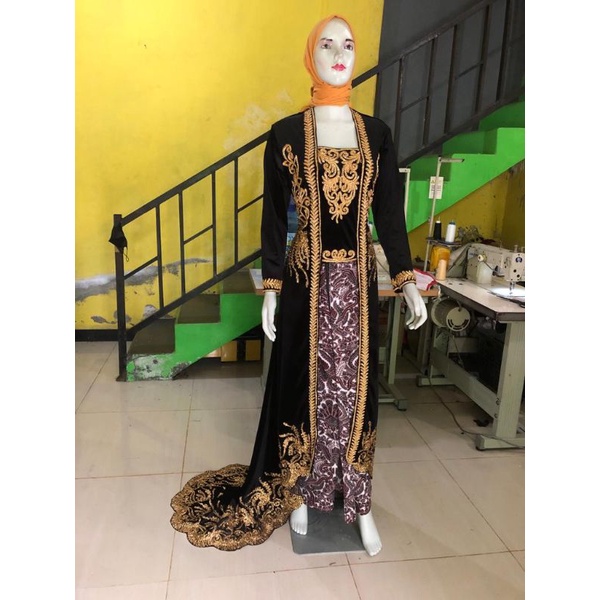 Kebaya bludru ekor