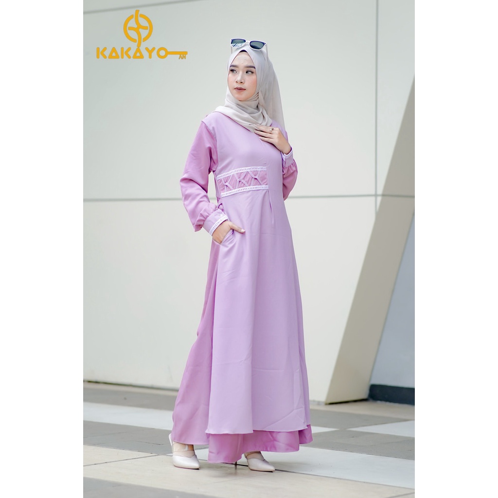 Gamis muslimah edisi khusus dari Kakayo dengan material dari Maxmara yg lembut di kombinasikan dengan kain diamond yg elegan, memakai renda yg cantik. produk edisi khusus bisa COD dan di jamin Original dari KAKAYO