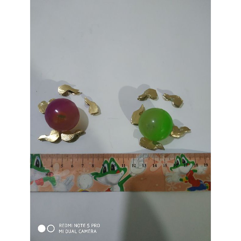 bekel kuningan dan bola kecil