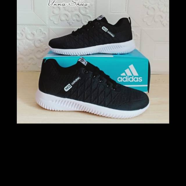 Sepatu sport adidas