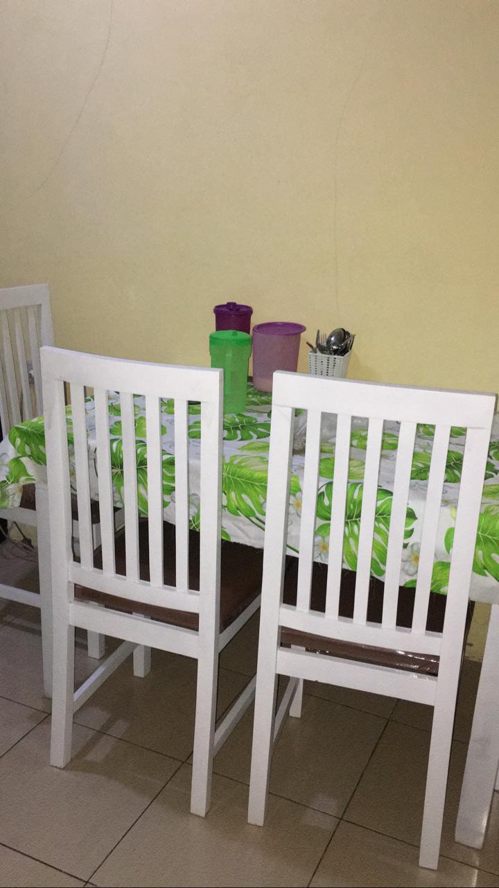 Meja Makan 4 Kursi Kayu Mahoni Dengan Kaca Bening 5 Mm