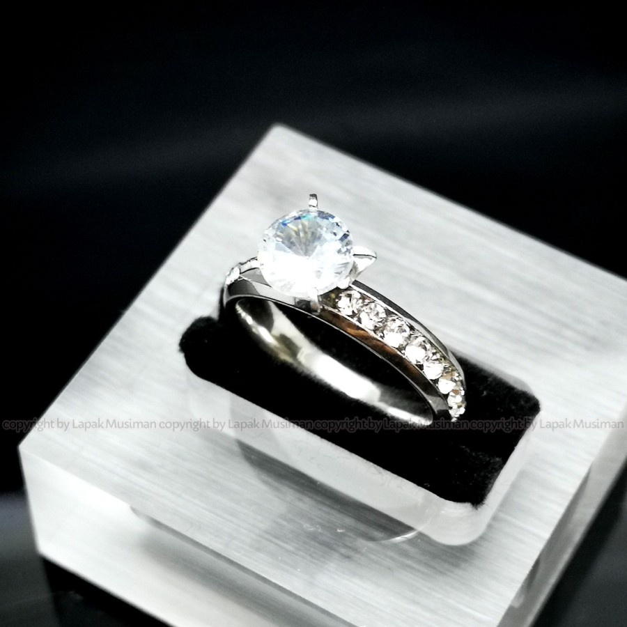 [Bayar di Tempat] Cincin Titanium Wanita Batu Berlian American Diamond Gold Silver 01