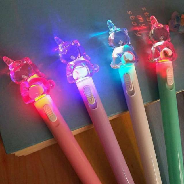 

Pulpen Lampu LED Unicorn Bening - Pen Lampu Warna-warni