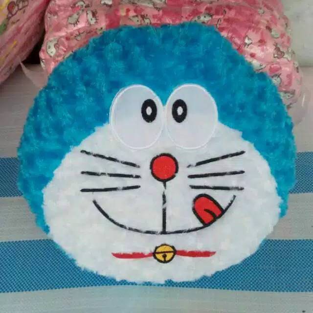 Bantal bulu kepala doraemon