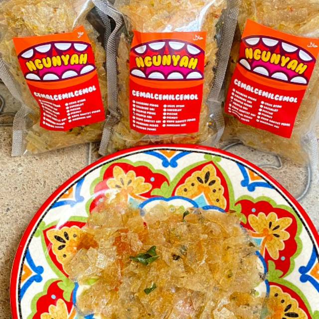 

Ngunyah cemilan keripik kaca original dan pedas