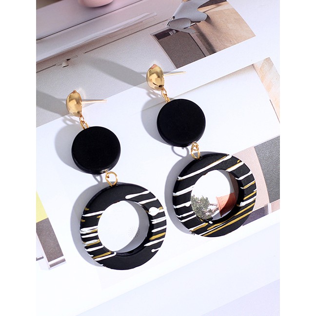 LRC Anting Tusuk Fashion Black Acrylic Circle Earrings F40684