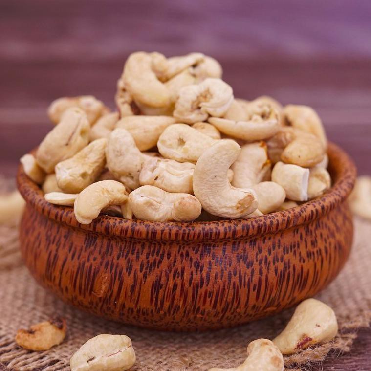 

BISA COD Kacang Mede Mentah Utuh SK1 1Kg - Sulawesi Cashew Kacang Mente / Mete Comextra Majora