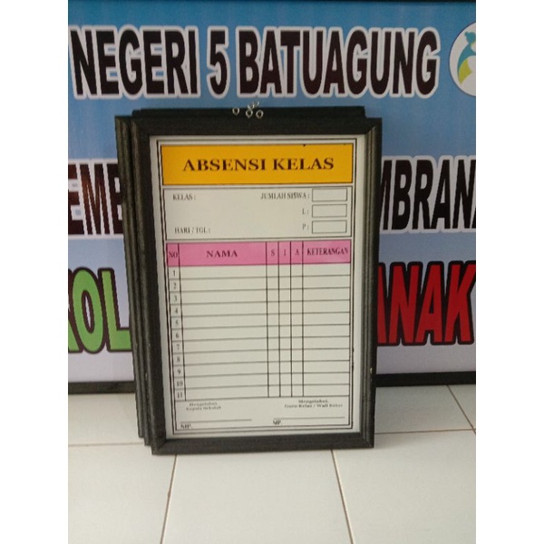 papan absensi kelas