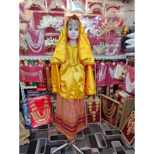 baju anak adat koto gadang.
