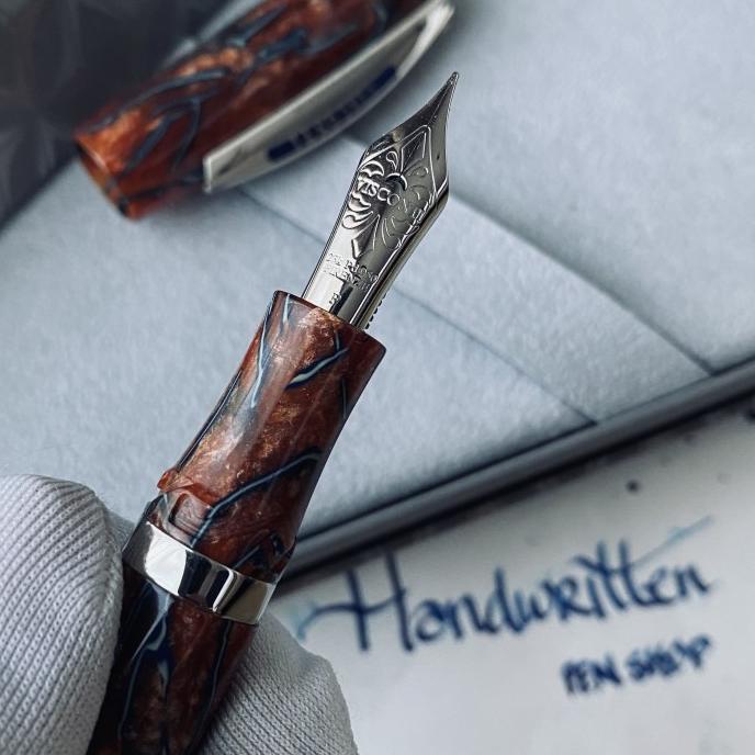 

VISCONTI Divina Oversize Desert Spring LE Fountain Pen - Fine