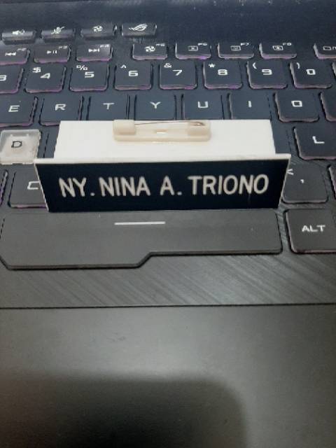 Nametag Gravir papan nama