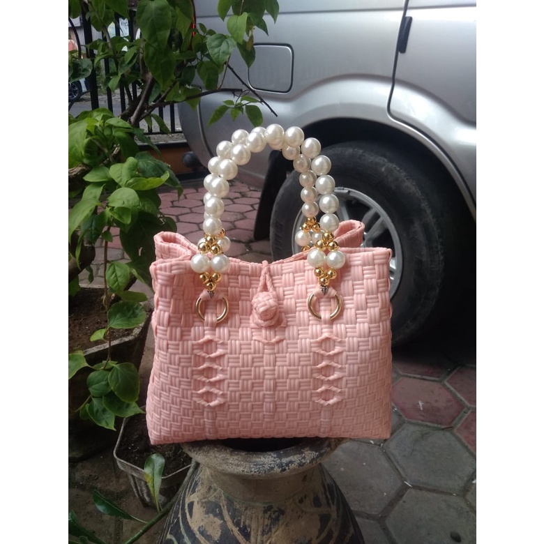 tas anyam jali handle mutiara