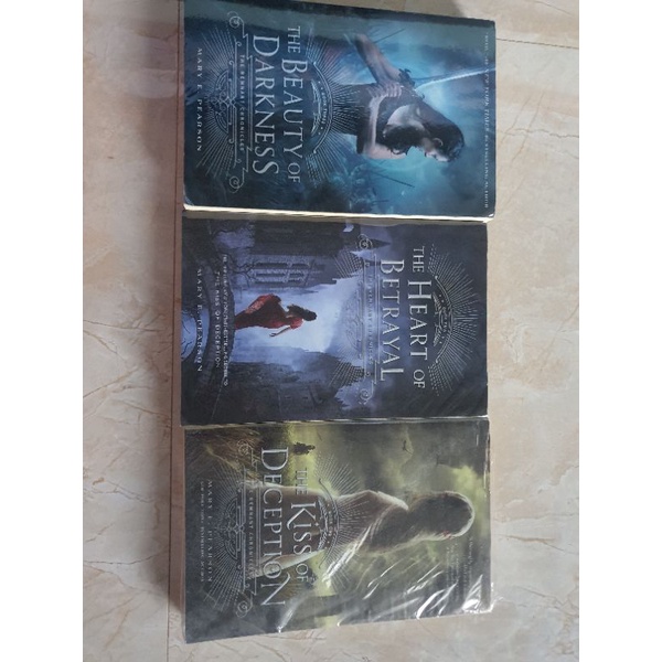 the kiss of deception the heart of betrayal the beauty of darkness the remnant chronicles novel impo