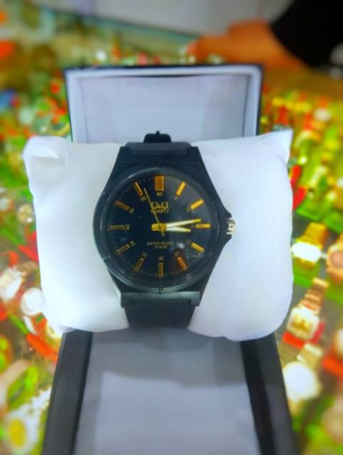 JAM TANGAN WANITA Q&amp;Q BLACK GOLD WATER RESISTANT