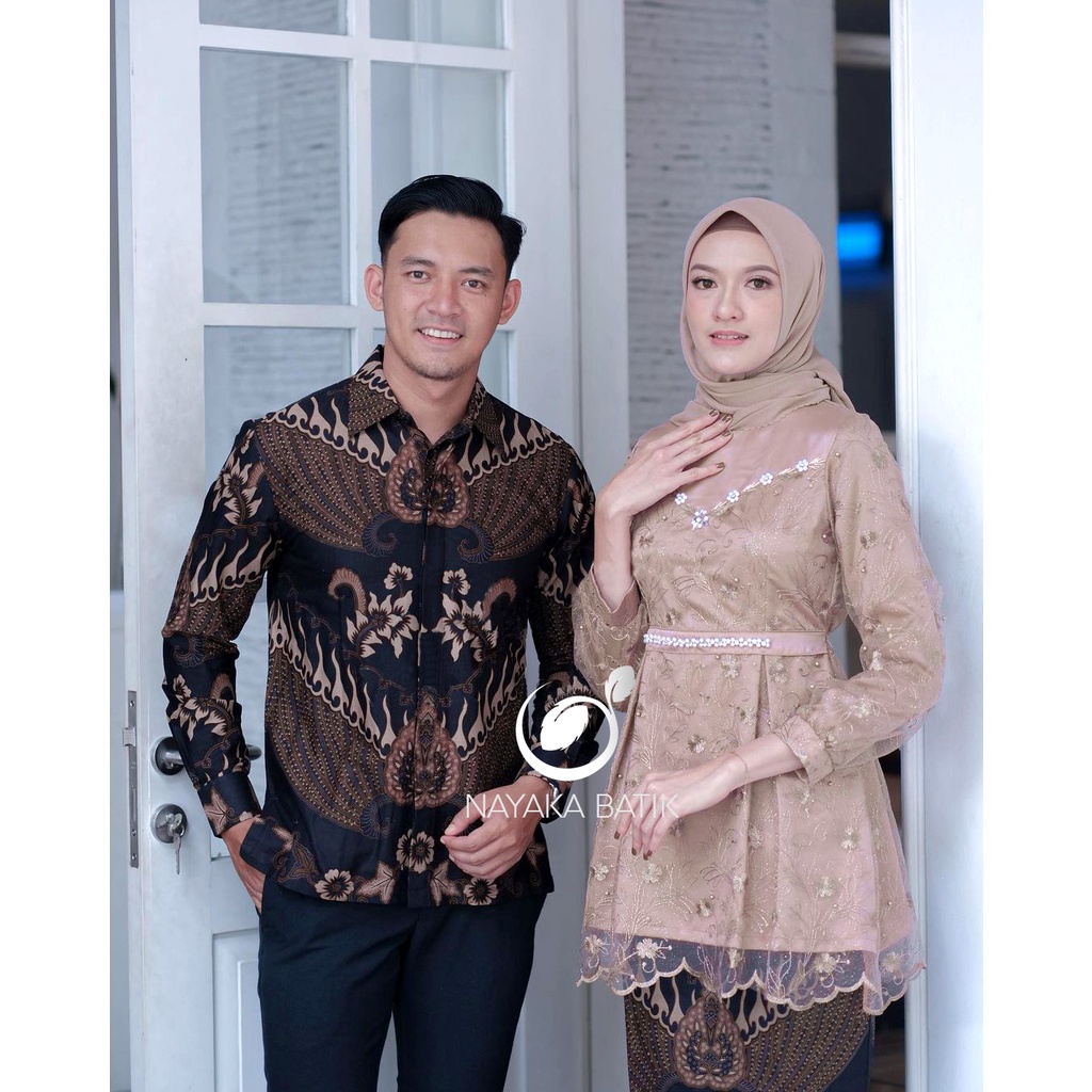 (ADA ANAK) NAYAKA BATIK - Baju Couple Pasangan Lila Nude Batik Couple Kebaya Modern-Kebaya Tunangan Kebaya Wisuda Kebaya Couple Kebaya Tunik Kebaya Kondangan Kebaya Lamaran Set Kebaya Couple Arunika Series