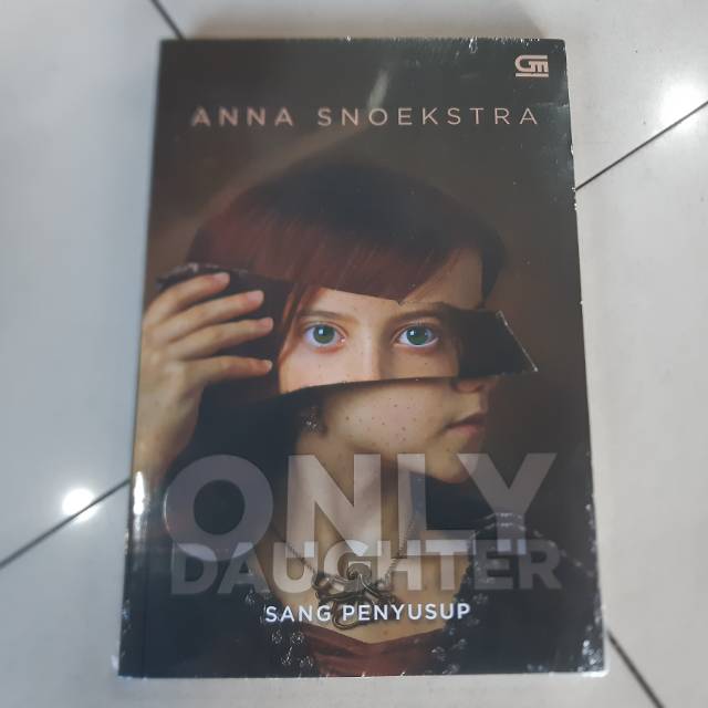 Novel Only Daughter (Sang Penyusup) - Anna Snoekstra