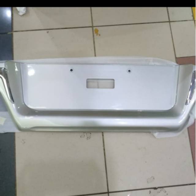 License ornament grand Innova warna body hitam putih silver