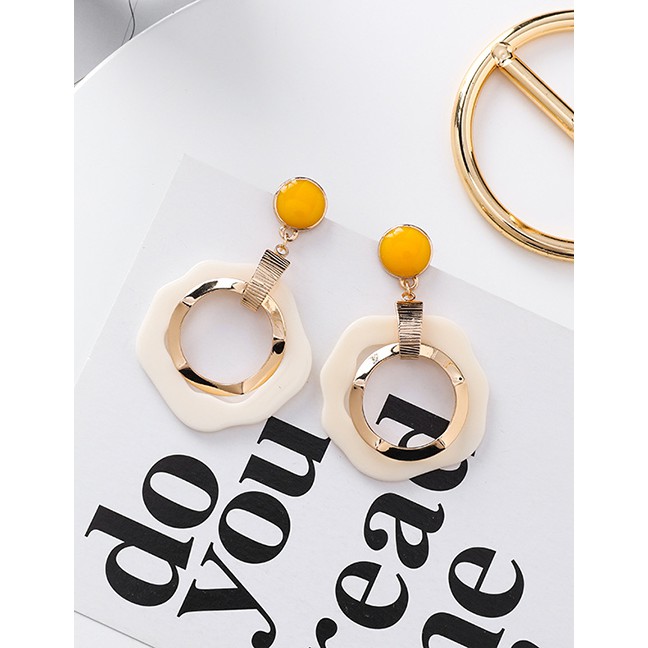 LRC Anting Tusuk Fashion White Irregular Geometric Contrast Earrings F59474