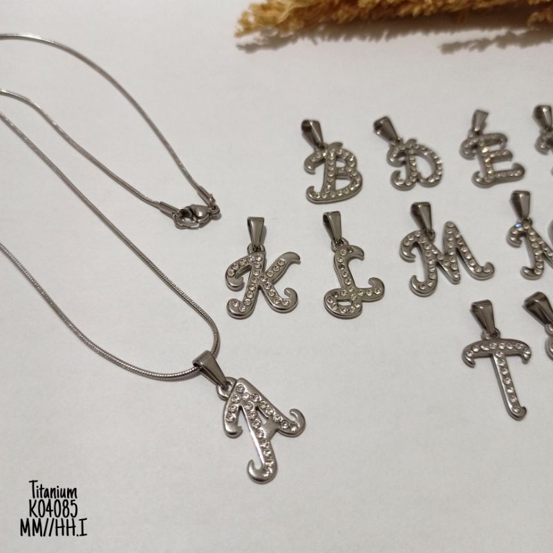 Kalung Titanium Huruf Inisial Latin Zircon K04085