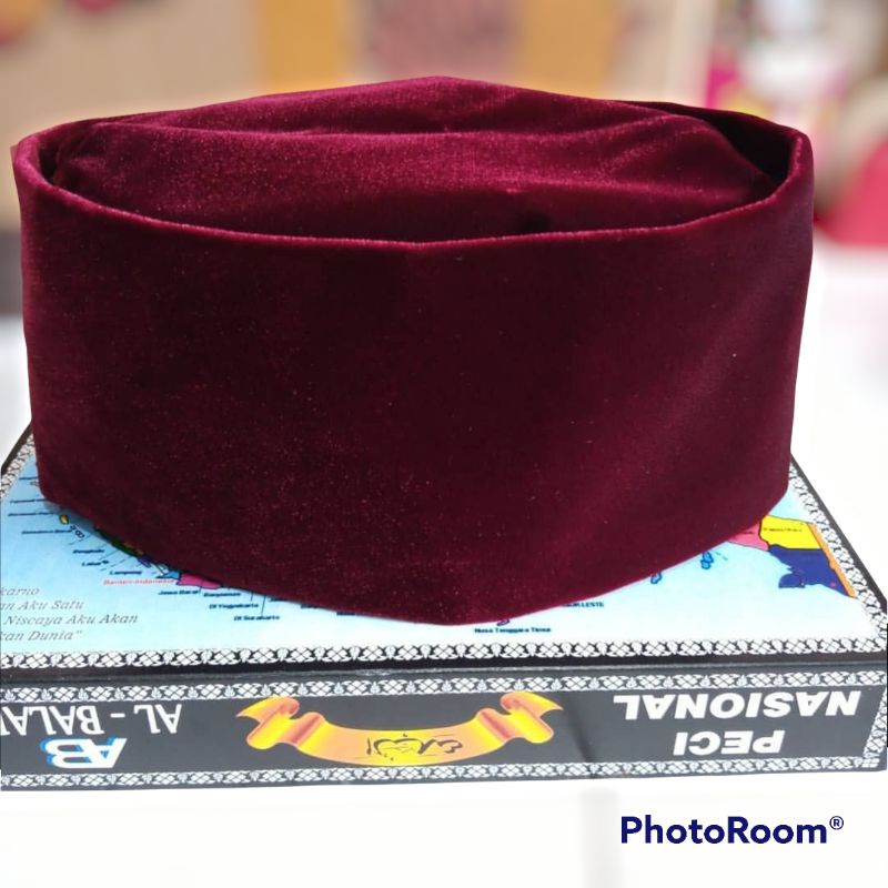 peci al balad warna merah