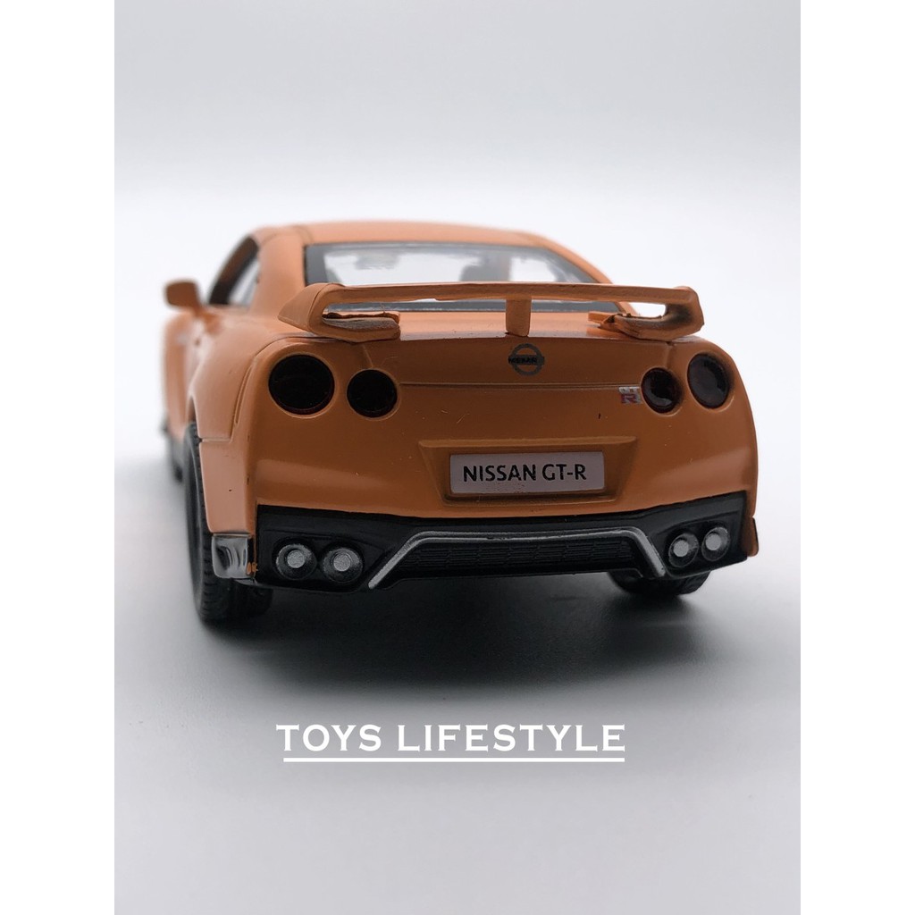 RMZ Diecast - Nissan GT-R Skala 1:32 (Orange Matte)