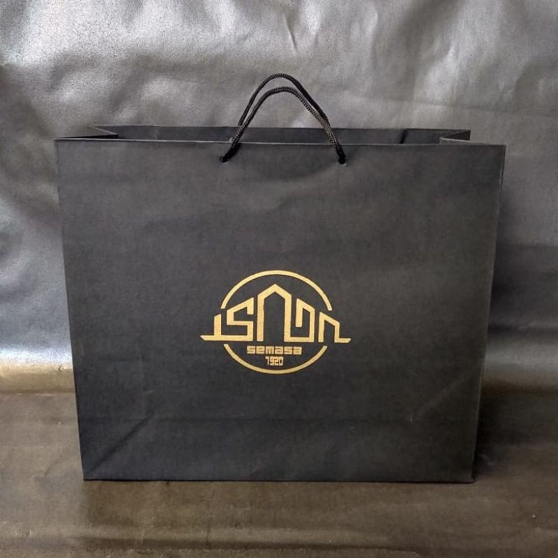 Paperbag warna hitam jemani dengan sablon warna emas free Paperbag warna hitam jemani dengan sablon warna emas free