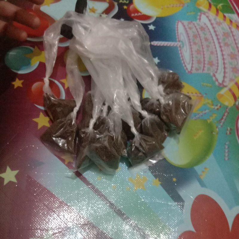 makan ikan cupang pelet