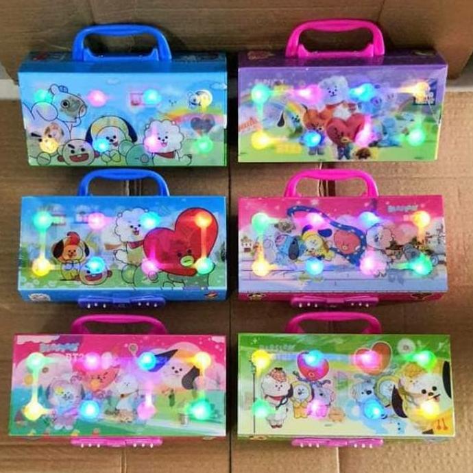 

Promo Awal tahun Kotak Pensil 3D Kode BTS BT21 LAMPU LED Disco 3 Susun Promo Awal tahun